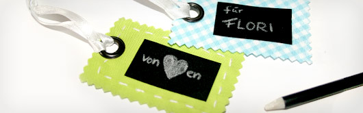 Geschenkeanhänger aus Stoff und Tafelfolie selber machen