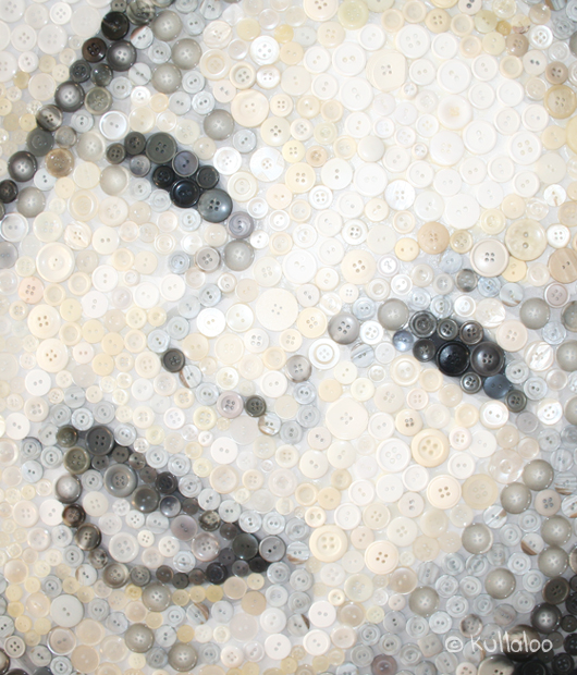 Knopfbild: Ein Portraitbild aus Knöpfen - Details