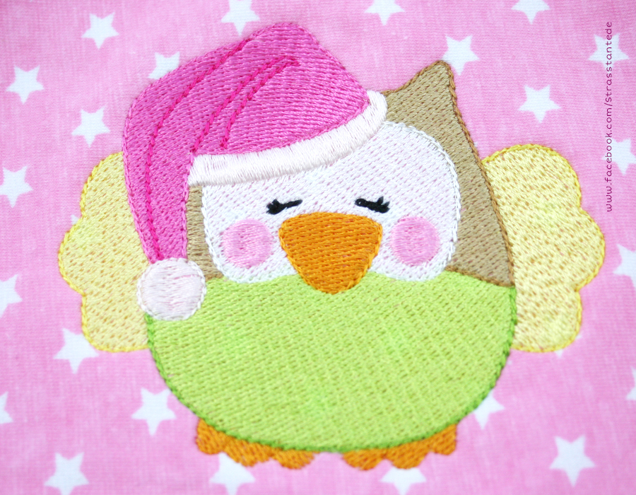 Stickdatei Eule "KULLA" mit Mütze – Beispiel