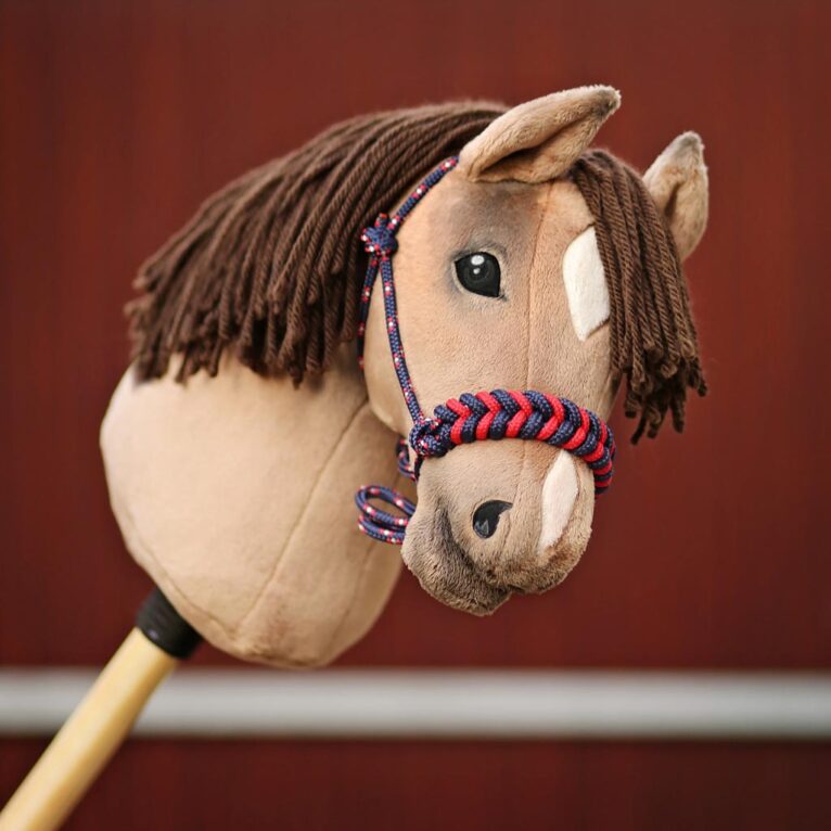 Hobby Horse Zubehör selber machen: Knotenhalfter mit umflochtenen Nasenriemen