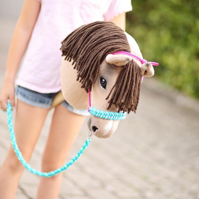 Hobby Horse Zubehör selber machen: Knotenhalfter mit rundgeflochtenem Führstrick