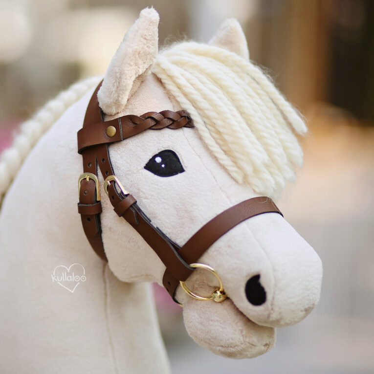Zaumzeug Hobby Horse selber machen: Braune Trense mit goldenem Gebiss und Schnallen