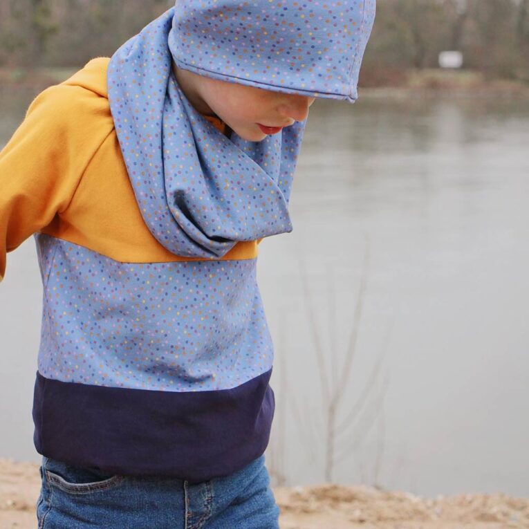 Outfit aus French Terry bunte Punkte auf blau