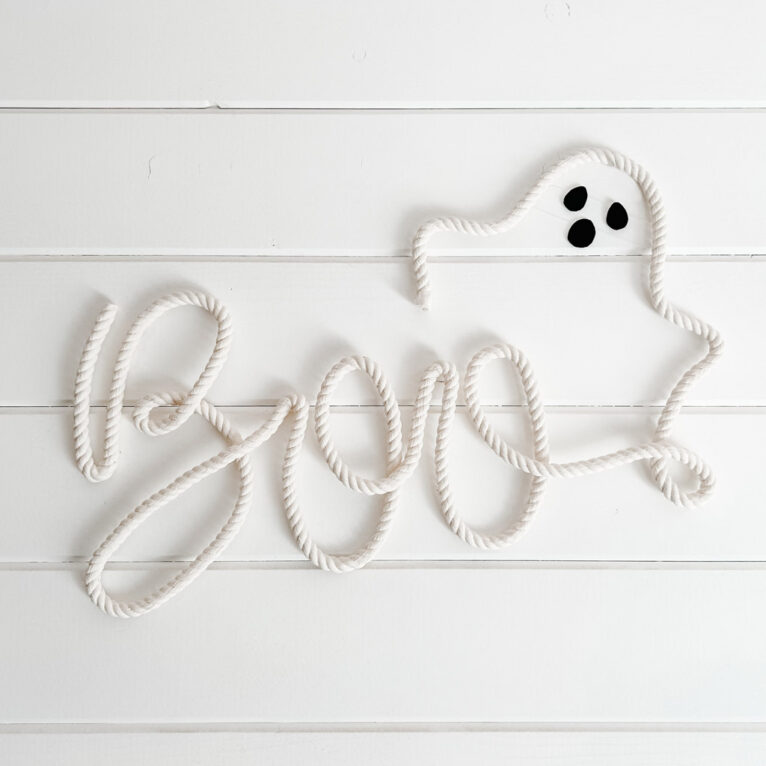 Halloween Wanddeko selber machen: One Line Art Schriftzug "Boo" aus Seil