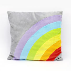 <a href="https://www.kullaloo.de/kostenloses-schnittmuster-regenbogenkissen/" target="_self">Regenbogenkissen</a> Kostenloses Schnittmuster Regenbogenkissen