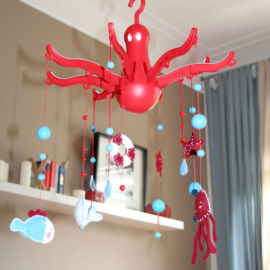 <a href="https://www.kullaloo.de/anleitung-tiere-aus-filz-basteln/" target="_self">Maritimes Baby-Mobile</a> Maritimes Baby-Mobile aus Filz