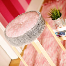 <a href="https://www.kullaloo.de/kostenlose-schnittmuster/ikea-frosta-hack-hocker-sitzkissen-naehen/" target="_self">Sitzkissen für Hocker</a> IKEA FROSTA Sitzkissen nähen für Hocker