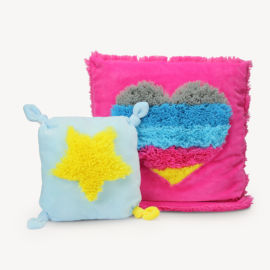 <a href="https://www.kullaloo.de/kostenlose-schnittmuster/anleitung-negativ-applikation-naehen-mit-zottelpluesch/" target="_self">Kissen mit Negativ-Appli</a> Kissen mit Negativ Applikation nähen