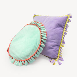 <a href="https://www.kullaloo.de/kostenlose-schnittmuster/no-sew-fransenkissen/" target="_self">NO SEW Fransenkissen</a> Kostenloses Schnittmuster: NoSew-Fransenkissen