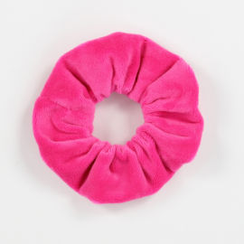 <a href="https://www.kullaloo.de/kostenlose-schnittmuster/scrunchie-haargummi-naehen/" target="_self">Scrunchie</a> Haargummi nähen: Der Scrunchie ist zurück!