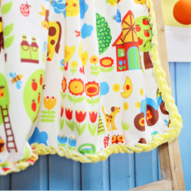 <a href="https://www.kullaloo.de/kostenlose-schnittmuster/babydecke-ohne-naehen-mit-der-no-sew-technik/" target="_self">NoSew Babydecke</a> Babydecke selber machen ohne Nähen – mit der NoSew Technik