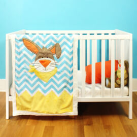 <a href="https://www.kullaloo.de/kostenlose-schnittmuster/naehanleitung-babydecke/" target="_self">Babydecke</a> Kostenlose Nähanleitung Babydecke