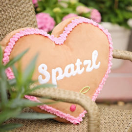 <a href="https://www.kullaloo.de/kostenlose-schnittmuster/lebkuchen-herz-naehen/" target="_self">Lebkuchenherz-Kissen</a> Lebkuchenherzkissen