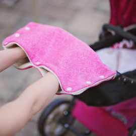 <a href="https://www.kullaloo.de/naehen-fuer-weihnachten/kinderwagenmuff-naehen/" target="_self">Kinderwagenmuff</a> Kinderwagenmuff nähen: Freebook für Newsletter-AbonnentInnen