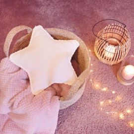 <a href="https://www.kullaloo.de/naehen-fuer-weihnachten/weihnachtsdeko-naehen/sternkissen-naehen-fuer-weihnachten/" target="_self">Sternkissen</a> Sternkissen nähen für Weihnachten