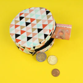 <a href="https://www.kullaloo.de/kostenlose-schnittmuster/kleine-tasche-naehen/" target="_self">Täschchen</a> Kleine Tasche nähen