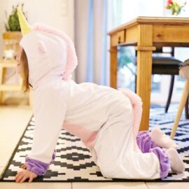 <a href="https://www.kullaloo.de/kostenlose-schnittmuster/einhorn-kostuem-naehen-erweiterung/" target="_self">Einhorn-Erweiterung für den Tierkostüm Overall</a> Einhorn Onesie nähen